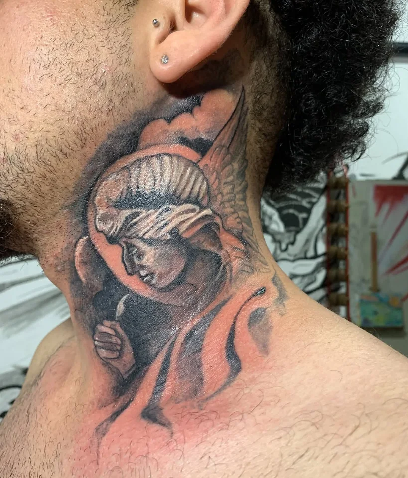 Tatuagem de anjo em preto e cinza na lateral do pescoço